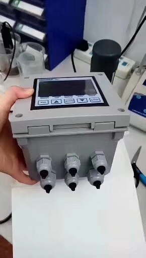 是一款適用于需要同時監控多個參數的復雜應用場合的多參數儀表，具有獨立的比例控制輸出，兩路可調 頻率輸出，RS485串行接口（MODBUS協議），三個繼電器輸出，探頭質量顯示和數據記錄功能