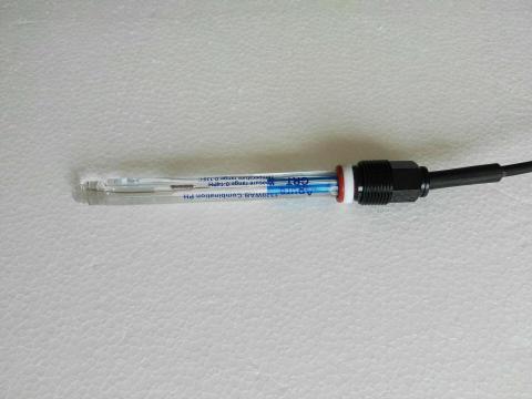 ●采用耐高溫凝膠電解質和耐高溫固體電解質雙液接界結構， 電極在不接反壓的情況下,耐壓0.4MP.可直接用于溫度130℃   進行滅菌， 滅菌后數據校正穩定輸出無漂移   ●無需補充電解質，維護量小   ●采用K9插口或PG13.5螺紋插口   ●電極長度有120、150、200、250、300mm可根據需要選用  ●與316L不銹鋼護套配合使用或與PPT護套配合使用