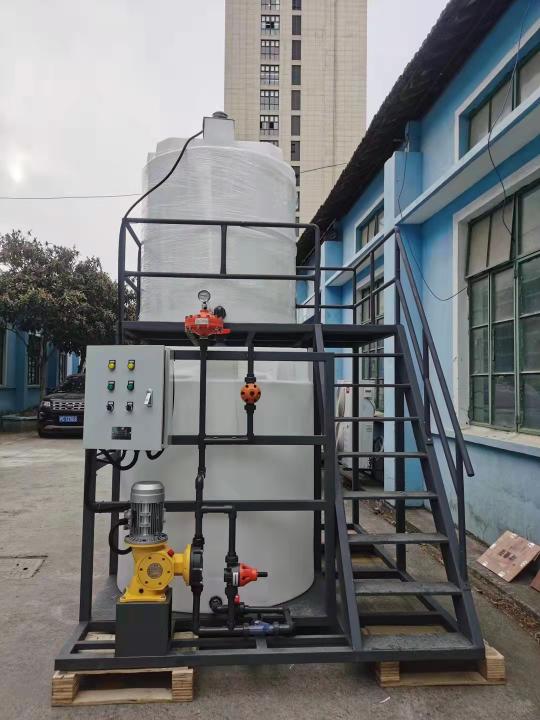 加藥裝置組成結(jié)構(gòu)有：加藥箱、液位計(jì)、計(jì)量箱、攪拌器、加藥計(jì)量泵、安全閥、壓力表、控制柜、閥門(mén)以及管路集中布置，各部件的材質(zhì)主要分不銹鋼和碳鋼襯膠