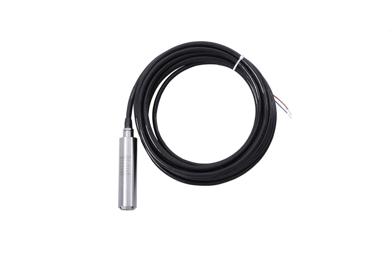 把與液位深度成正比的液體靜態(tài)壓力準(zhǔn)確測(cè)量出來，經(jīng)過信號(hào)調(diào)理電路轉(zhuǎn)換成標(biāo)準(zhǔn)（電壓或電壓）信號(hào)輸出，建立起輸出信號(hào)與液位深度的線性對(duì)應(yīng)關(guān)系，實(shí)現(xiàn)對(duì)液體深度的測(cè)量。由傳感器、導(dǎo)氣電纜、不銹鋼筒等組成。產(chǎn)品精度高、體積小，直接投入液體中，即可測(cè)量出變送器末端到液面的液體高度，使用方便。適用于石油、化工、電廠、城市供水、水文勘探領(lǐng)域的液位測(cè)量與控制。